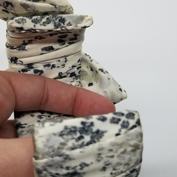 fabric wrapped hinged bangle with bow - Picture 5 of 5